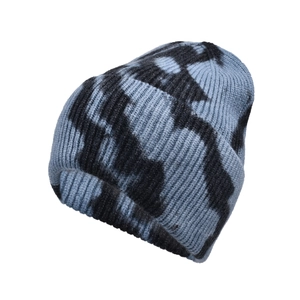 Detailansicht der blau-schwarzen Batik-Rippstrickstruktur einer warmen Winter-Beanie-Mütze