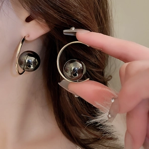 French vintage C-shaped gold hoop earrings with a large grey pearl for women