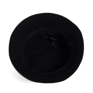 Vue intérieure du chapeau bob noir avec ruban de réglage et bandeau de sudation interne