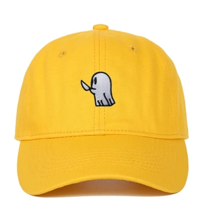 Détail de la broderie fantôme avec couteau sur casquette de baseball jaune
