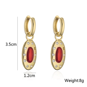 Dettaglio di orecchini a goccia placcati oro 18K con gemme rosse e dimensioni