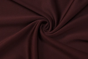 Macro texture del tessuto a maglia plissettato viola scuro con drappeggio e nervature