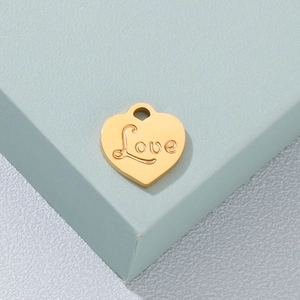 Pendentif coeur doré minimaliste avec gravure Love pour création de bijoux