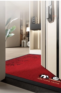 Detail der roten Panda-Türmatte mit dünner Seidenschlaufen-Struktur und rutschfestem Rand