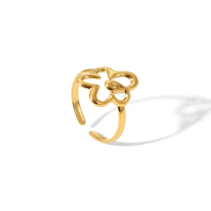 Détail d'une bague dorée ajourée en forme de fleur avec artisanat métallique précis