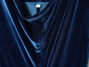Dettaglio dello scollo dell'abito in velluto blu scuro con texture del tessuto e taglia S