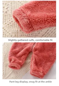 Détail d'une grenouillère bébé en polaire montrant les poignets et le tissu doux