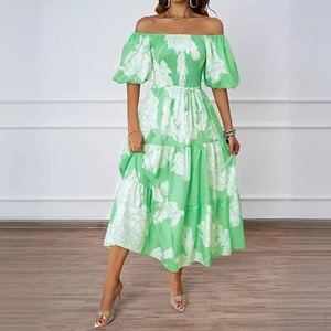 Robe longue fleurie à épaules dénudées avec manches bouffantes et ourlet à plusieurs niveaux