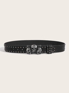 Détail de la ceinture en cuir punk avec boucle triple crâne et rivets métalliques