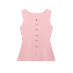 Détail du gilet en maille côtelée rose avec boutons dorés et texture délicate