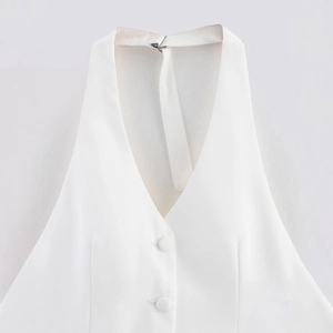 Haut blanc à licou avec boutons recouverts et texture de tissu tissé de qualité