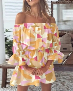 Detailopname van de off-shoulder halslijn en kleurrijke geometrische prints
