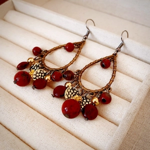 Détail de boucles d'oreilles vintage en forme de goutte avec cadre en bronze