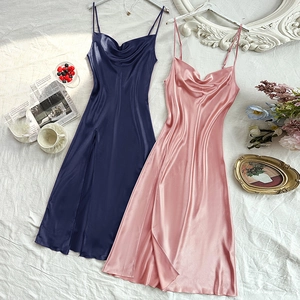 Eleganti abiti midi in raso blu navy e rosa con scollo a cappuccio e spacco laterale