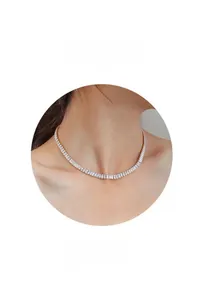 Dettaglio di una collana tennis argento con pietre di zircone taglio baguette