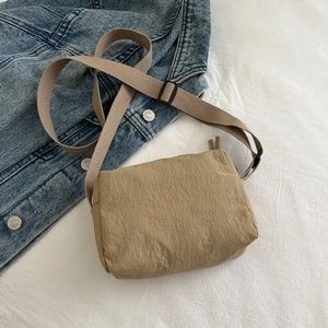 Borsa a tracolla casual in nylon kaki con trama a pieghe su giacca di jeans blu