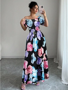 Détail de la robe longue fleurie montrant les manches bouffantes et la taille froncée