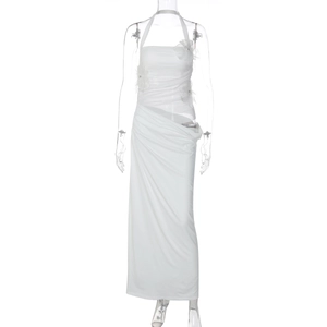 Vue détaillée de la robe licou blanche avec fleurs 3D et fronces élégantes sur le tissu