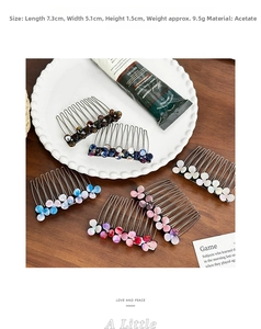 Macro view of floral acetate hair comb with marble texture and dimensions in centimeters