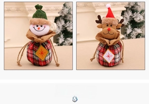 Détail de sacs cadeaux de Noël avec cordon de serrage et motifs festifs de bonhomme de neige