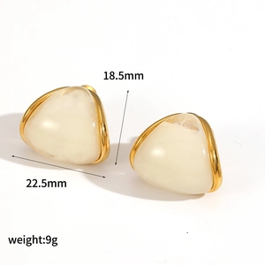Détail de boucles d'oreilles triangulaires en résine rétro dorées avec dimensions