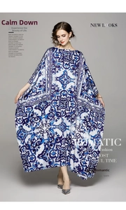 Détail de l'imprimé porcelaine bleu et blanc sur une robe longue caftan fluide