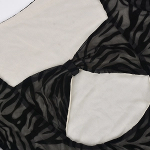 Vue macro détaillée du tissu en mesh zébré avec flocage et coutures ajourées chic