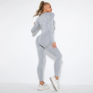 Detail des nahtlosen grauen Yoga-Sets mit High-Waist-Leggings und Push-Up-Effekt an der Rückseite