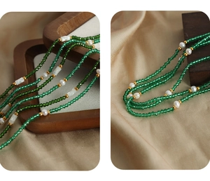Détail macro d'un collier de pierres naturelles et perles sur soie et bois