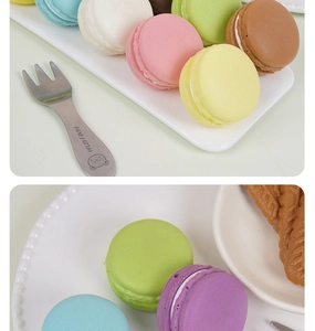 Makrodetail der bunten PU-Macaron-Quetschspielzeuge mit Cremefüllung auf weißem Teller