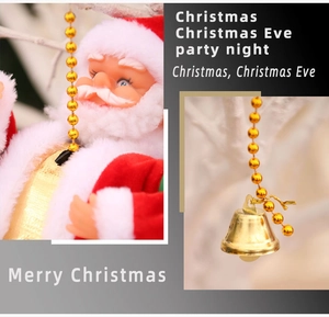 Detail der roten Weihnachtsmann-Plüschpuppe und goldenen Glocken für Weihnachtsdeko