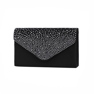 Dettaglio di una pochette da sera in raso nero con patta a pieghe e strass luccicanti