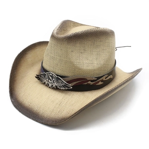 Détail d'un chapeau de paille de style western avec boucle USA et ruban patriotique