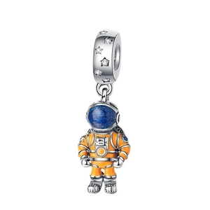 Ciondolo astronauta in argento con tuta arancione e casco stellato blu vista dettagliata