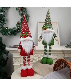 Detail von nordischen Weihnachtswichteln mit langen Beinen und gestreiften Mützen