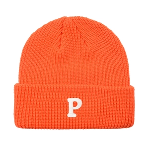 Detail van oranje geribbelde muts met een wit geborduurde letter P-patch op de rand