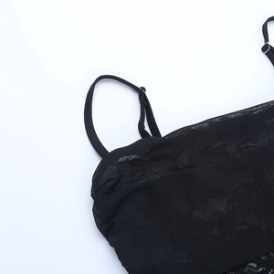 Détail de fines bretelles réglables et dentelle florale délicate sur robe en mesh noire