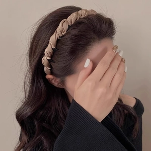 Khaki pleated satin headband with inner non-slip teeth for high cranial top effect
