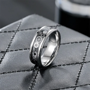 Détail macro d'une bague engrenage en titane pour homme avec bande noire sur cuir noir