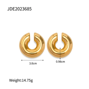 Detailed view of 3.0cm 18K gold-plated chunky C-shape hoop earrings with weight specs