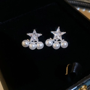 Orecchini a stella in argento con zirconi e tre perle in scatola di velluto nero