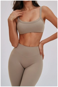 Dettaglio del reggiseno yoga taupe con spalline doppie e leggings a vita a V