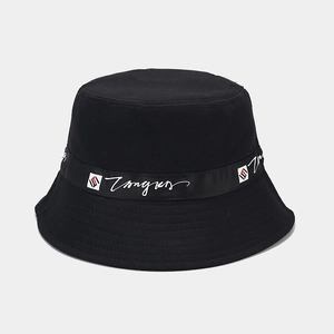 Détail d'un chapeau bob noir tendance avec tissu en coton de haute qualité et impression