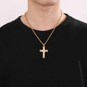 Collana con croce d'oro hip hop vintage con diamanti e trama a spiga per uomo su t-shirt nera