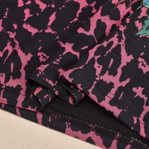 Dettaglio dell'orlo in mesh con stampa leopardata rosa e cuciture di rinforzo