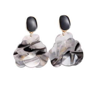 Boucles d'oreilles fleur en résine avec motif marbre noir et blanc et accents dorés