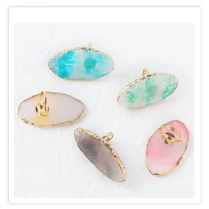 Anillos ajustables de resina efecto piedra en cinco colores con borde dorado