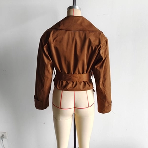 Vue arrière d'un trench-coat court marron avec taille ceinturée sur un mannequin