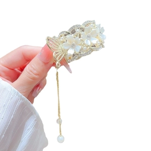 Pince à cheveux fleur de lotus avec glands en perles et détails en cristal brillant