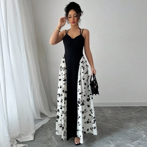 Détail du haut noir et de la jupe à imprimé floral blanc sur une robe longue d'été